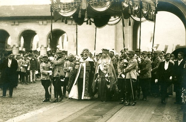 regele-ferdinand-si-regina-maria-la-incoronare