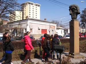 depunere-flori-bust-toma-caragiu-2013