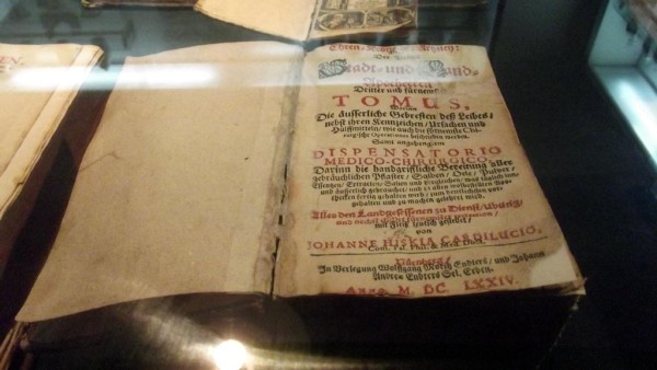 muzeul-farmaciei-colectia-de-carti